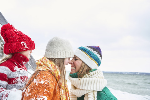 Mutter und Töchter haben Spaß im Winter, lizenzfreies Stockfoto