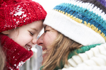 Mutter und Tochter haben Spaß im Winter - FSF00751