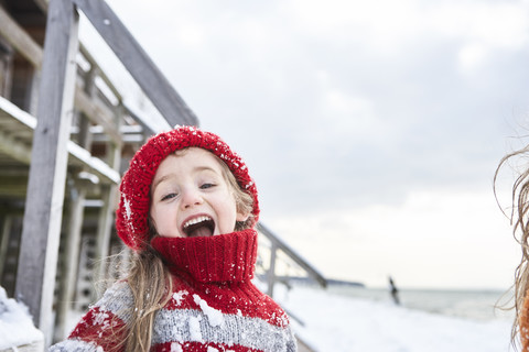 Kleines Mädchen hat Spaß im Winter, Porträt, lizenzfreies Stockfoto