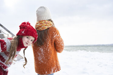 Schwestern haben Spaß im Winter - FSF00758