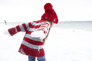 Little girl having fun in winter - FSF00759