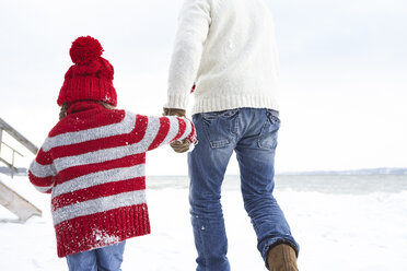 Vater und Tochter beim Spaziergang im Schnee, Rückansicht - FSF00760