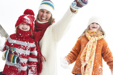 Mutter und Töchter haben Spaß im Winter - FSF00768
