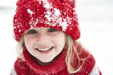 Little girl having fun in winter, portrait - FSF00769