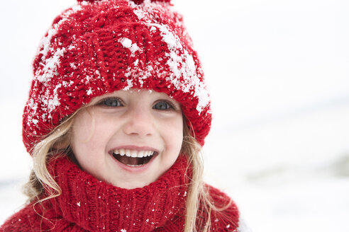 Kleines Mädchen hat Spaß im Winter, Porträt - FSF00770