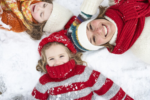 Mutter und Töchter haben Spaß im Winter - FSF00773