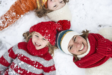 Mutter und Töchter liegen im Schnee und haben Spaß - FSF00774
