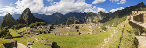 Peru, Anden, Urubamba-Tal, Machu Picchu mit Berg Huayna Picchu, Hauptplatz und Tempel der drei Fenster, lizenzfreies Stockfoto