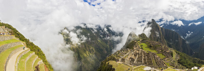 Peru, Anden, Urubamba-Tal, Machu Picchu mit Berg Huayna Picchu im Nebel mit Touristen - FOF08816