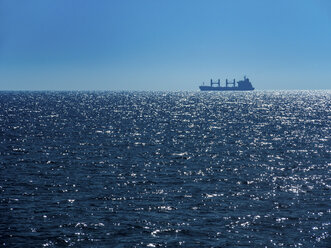 Italien, Sizilien, Frachtschiff auf dem Meer - EJWF00840