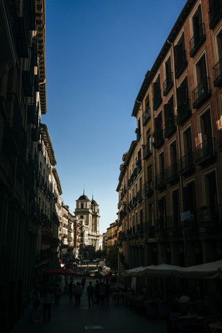 Spanien, Madrid, Straße De Toledo, mit der Kirche San Isidro im Hintergrund, lizenzfreies Stockfoto