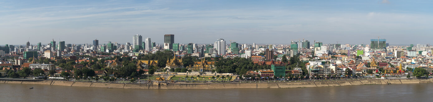 Kambodscha, Phnom Penh, Panoramastadtbild mit Königspalast - PCF00320