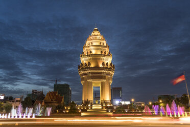 Kambodscha, Phnom Penh, Unabhängigkeitsdenkmal in der Abenddämmerung - PCF00321