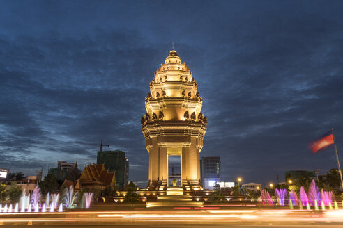 Cambodia, Phnom Penh, Independence Monument at dusk - PCF00321