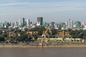 Kambodscha, Phnom Penh, Stadtbild mit Königspalast - PCF00323