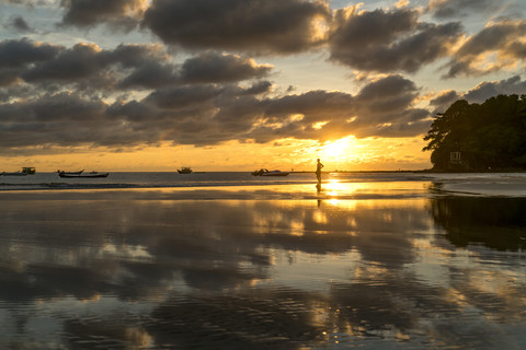 Myanmar, Sonnenuntergang am Strand von Ngwesaung, lizenzfreies Stockfoto