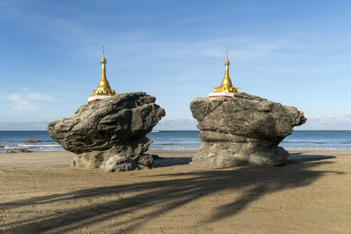 Myanmar, pagodas at the beach of Ngwesaung - PCF00327