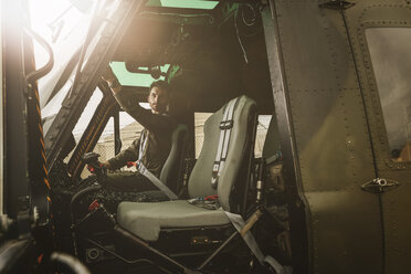 Pilot im Cockpit eines Hubschraubers - MADF01307