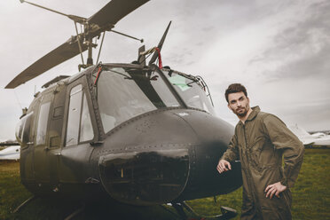 Mann im Overall steht neben einem Hubschrauber - MADF01309