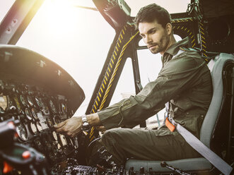 Pilot im Cockpit eines Hubschraubers - MADF01312