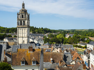 Frankreich, Loches, Stadtbild mit Kirchturm - AMF05244