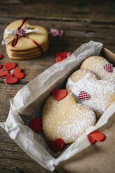 Cardboard box of three heart-shaped shortbreads sprinkled with icing sugar - GIOF01790