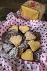 Various shortbreads sprinkled with icing sugar and a gift box - GIOF01799