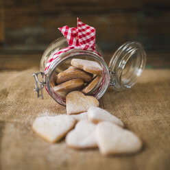 Preserving jar of heart-shaped shortbreads sprinkled with icing sugar on jute - GIOF01807