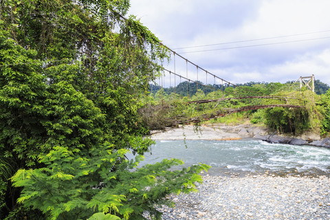 Peru, Amazonasbecken, Pilcopata, baufällige Brücke über den Rio Madre de Dios, lizenzfreies Stockfoto