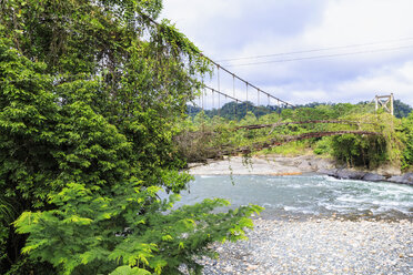 Peru, Amazonasbecken, Pilcopata, baufällige Brücke über den Rio Madre de Dios - FOF08824