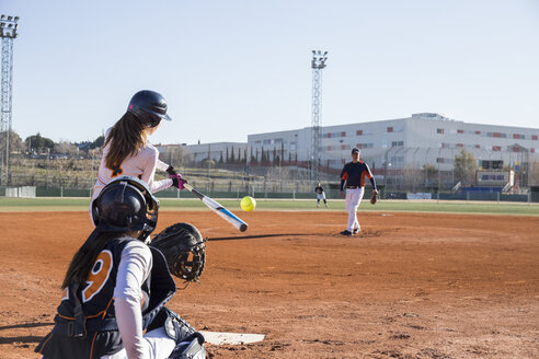 Weiblicher Schlagmann, der den Ball während eines Baseballspiels schlägt - ABZF01858