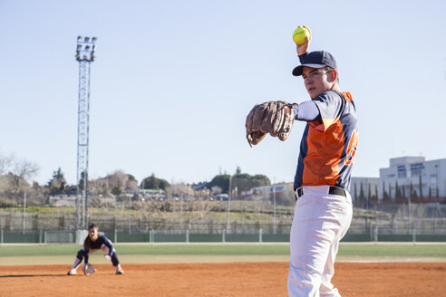 Der Pitcher ist bereit, den Ball während eines Baseballspiels zu werfen - ABZF01867