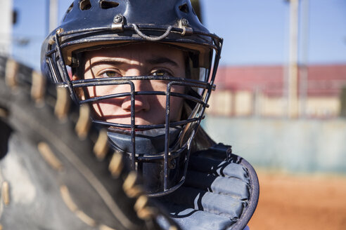 Weiblicher Fänger, bereit, den Ball während eines Baseballspiels zu fangen - ABZF01873