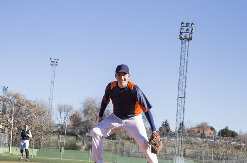Selbstbewusster Baseballspieler während eines Baseballspiels - ABZF01884