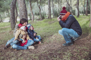 Vater macht ein Foto von seiner Familie im Wald - RTBF00635