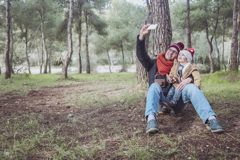 Vater und Sohn machen ein Selfie mit Smartphone im Wald - RTBF00637