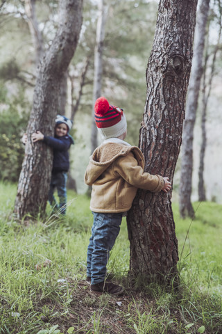 Zwei Jungen spielen im Wald, lizenzfreies Stockfoto