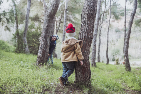 Zwei Jungen spielen im Wald, lizenzfreies Stockfoto