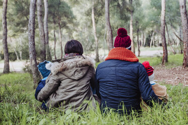 Rückansicht einer im Wald sitzenden Familie - RTBF00642