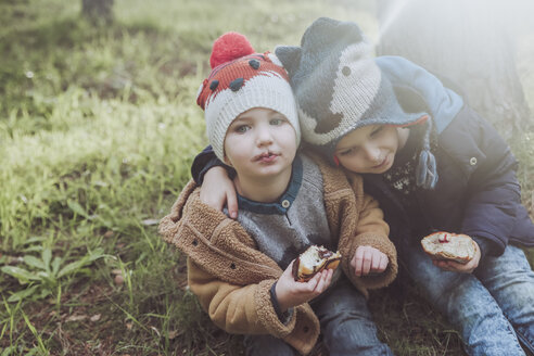 Zwei Jungen essen Berliner im Wald - RTBF00645