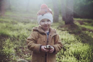 Porträt eines Jungen, der im Wald Berliner isst - RTBF00646