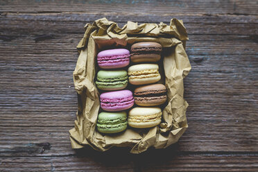 Different macarons in a box on wood - GIOF01812