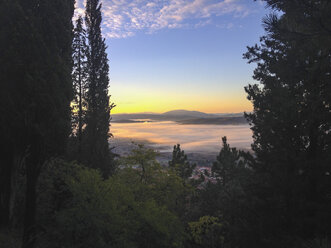 Italy, Umbria, Gubbio, Summer in Apennines - LOMF00500