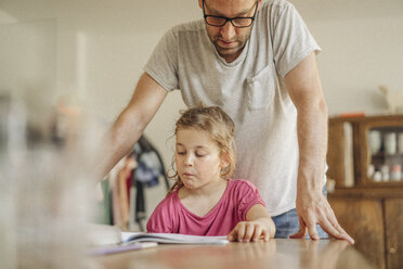 Vater kontrolliert die Hausaufgaben seiner Tochter - JOSF00481