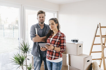 Couple planning their new home, using virtual reality goggles - JOSF00515