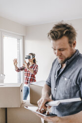 Couple planning their new home, using virtual reality goggles - JOSF00516