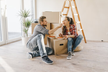 Couple moving house, taking a break, eating salad - JOSF00556