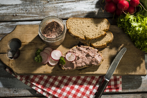 Leberwurstaufstrich auf einer Scheibe Schwarzbrot - MAEF12132