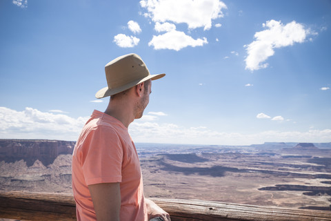 USA, Utah, Rückenansicht eines Mannes mit Hut mit Blick auf die Canyonlands, lizenzfreies Stockfoto