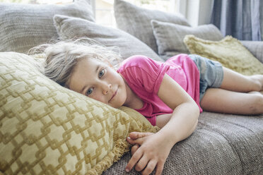 Porträt eines auf der Couch liegenden Mädchens - JOSF00591